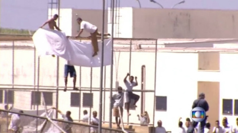 Algunos de los presos saltando las vallas del Centro de Progresión Penitenciaria de Jardinópolis. Algunos de los presos saltando las vallas del Centro de Progresión Penitenciaria de Jardinópolis.