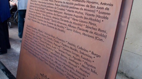 La placa de conmemoración a los 15 alcaldes y concejales y a los 30 trabajadores asesinados durante la Guerra Civil. La placa de conmemoración a los 15 alcaldes y concejales y a los 30 trabajadores asesinados durante la Guerra Civil.
