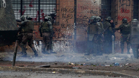Altercados en Santiago de Chile entre manifestantes y las Fuerzas Especiales./ CARLOS VERA/ COLECTIVO 2+. 11/11/19 Altercados en Santiago de Chile entre manifestantes y las Fuerzas Especiales./ CARLOS VERA/ COLECTIVO 2+. 11/11/19
