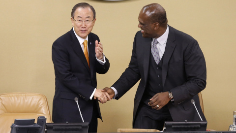 Fotografía de septiembre de 2013 del secretario general de la ONU, Ban Ki-moon, con el diplomático John Ashe.REUTERS/Mike Segar Fotografía de septiembre de 2013 del secretario general de la ONU, Ban Ki-moon, con el diplomático John Ashe.REUTERS/Mike Segar