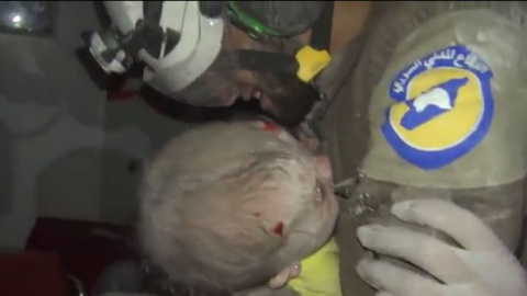 Vídeo difundido por la Defensa Civil Siria, un grupo de voluntarios que lleva a cabo tareas de rescate. Vídeo difundido por la Defensa Civil Siria, un grupo de voluntarios que lleva a cabo tareas de rescate.