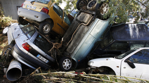 Coches amontonados uno encima de otro después de la inundación en Cannes, al sureste de Francia, el 7 de octubre de 2015. AFP / JEAN- CHRISTOPHE MAGNENET