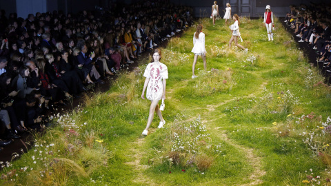 Modelos presentan las creaciones del diseñador italiano Giambattista Valli de su colección primavera/verano 2016 en la Semana de la Moda en París, Francia, 07 de octubre de 2015. REUTERS / Charles Platiau