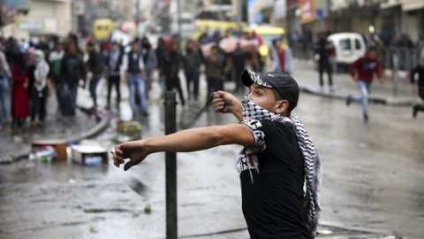 Un palestino se enfrenta a la policía en la localidad cisjordana de Hebrón, Palestina