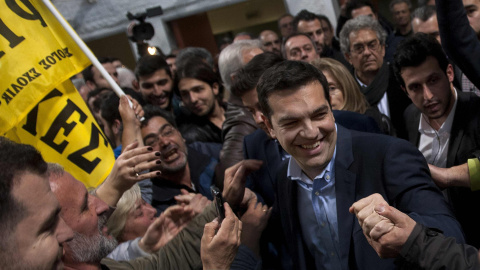 Alexis Tsipras, rodeado de seguidores antes de un acto de campaña. - REUTERS Alexis Tsipras, rodeado de seguidores antes de un acto de campaña. - REUTERS