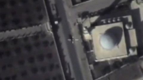Foto facilitada por el Ministerio de Defensa ruso de las imágenes captadas el pasado 5 de octubre por un dron, que muestra supuestos vehículos del Estado Islámico cerca de una mezquita en Siria. REUTERS