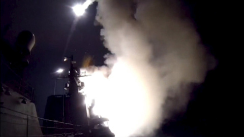 Imagen del video del Ministerio de Defensa ruso que muestra uno de sus barcos de guerra lanzando misiles contra el Ejército Islámico en Siria. REUTERS Imagen del video del Ministerio de Defensa ruso que muestra uno de sus barcos de guerra lanzando misiles contra el Ejército Islámico en Siria. REUTERS