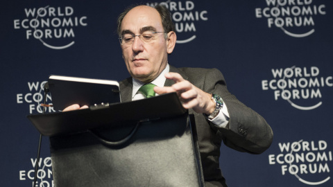 El presidente de Iberdrola, José Ignacio Sánchez Galán, durante una mesa redonda en la primera jornada del Foro Económico Mundial (WEF), en Davos (Suiza). EFE/Jean-Christophe Bott El presidente de Iberdrola, José Ignacio Sánchez Galán, durante una mesa redonda en la primera jornada del Foro Económico Mundial (WEF), en Davos (Suiza). EFE/Jean-Christophe Bott