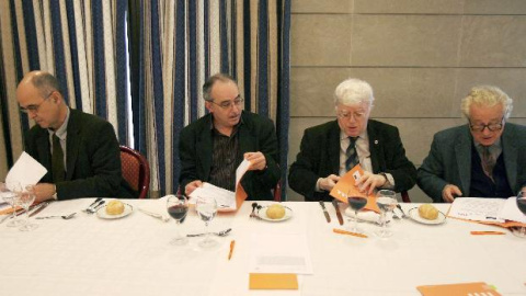 El director del Instituto Ramón Llull, Josep Bargalló (2ºi), acompañado por Joaquim Vallverdú (2ºd), Isidor Mari (i) y Joaquim Molas (d), jurado del Premio Internacional Ramón Llull de año pasado en un hotel de Barcelona.