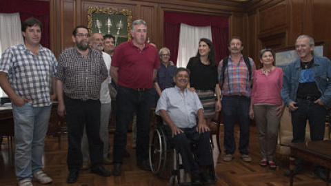 El alcalde de Pamplona, Joseba Asirón, con Carlos Slepoy, abogado de la Querella argentina, Manuela Bergerot, miembro de La Comuna, Presen Zubillaga, Sabino Cuadra y demás miembros del movimiento memorialista MG_1206_opt