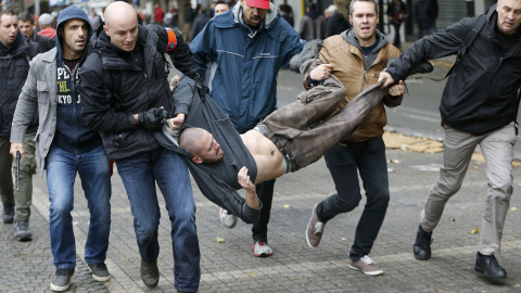 Un manifestante es detenido por un agente de paisano durante una marcha en contra de las reformas del gobierno belga en Bruselas.-  REUTERS/Francois Lenoir