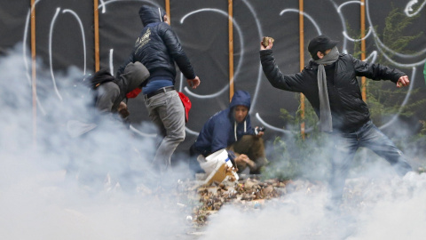 Varios manifestantes lanzan piedras contra la Policía durante una manifestación contra las reformas del Gobierno en Bruselas.- REUTERS/Francois Lenoir