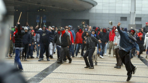 Un manifestante lanza piedras contra la Policía durante una manifestación contra la austeridad en Bruselas.- REUTERS/Yves Herman