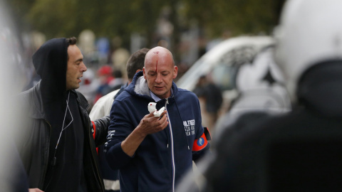 Un manifestante herid durante los enfrentamientos con la Policía durante la manifestación en bruselas.- REUTERS/Francois Lenoir