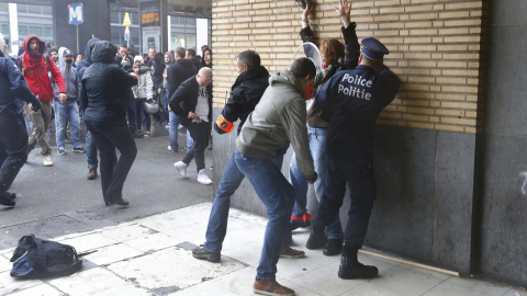 La Policía detiene a uno de los manifestantes implicados en los disturbios de Bruselas.-  REUTERS/Yves Herman