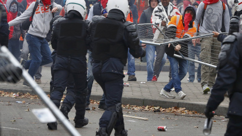 Manifestantes y policías disturbios se enfrentan durante una manifestación contra los recortes del Gobierno belga en Bruselas.- REUTERS/Yves Herman