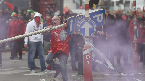 Varios sindicalistas se enfrenta con la policía durante una manifestación celebrada en Bruselas, Bélgica, contra los recortes del Gobierno.- EFE/Laurent Dubrule