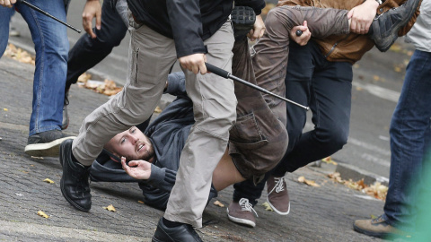 Un manifestante es detenido por policías de paisano durante una manifestación celebrada en Bruselas, Bélgica.- EFE/Laurent Dubrule