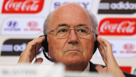 Foto de archivo de una rueda de prensa de Blatter con anunciantes a su espalda. /REUTERS Foto de archivo de una rueda de prensa de Blatter con anunciantes a su espalda. /REUTERS