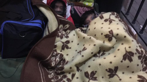 Dos menores solicitantes de asilo pasan la noche en las puertas de Samur Social de Madrid junto a otras familias para las que ni Ayuntamiento ni Migraciones da un respuesta.- @RSAcogida Dos menores solicitantes de asilo pasan la noche en las puertas de Samur Social de Madrid junto a otras familias para las que ni Ayuntamiento ni Migraciones da un respuesta.- @RSAcogida