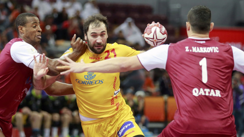 Cañellas intenta un lanzamiento ante Capote y Markovic. REUTERS/Mohammed Dabbous Cañellas intenta un lanzamiento ante Capote y Markovic. REUTERS/Mohammed Dabbous