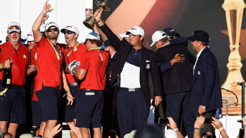 Patrick Reed sujeta la Ryder Cup después de que el equipo de EEUU se impusiera al europeo. /EFE Patrick Reed sujeta la Ryder Cup después de que el equipo de EEUU se impusiera al europeo. /EFE