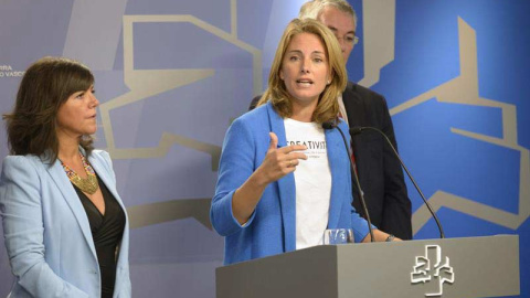 La presidenta del PP vasco, Arantza Quiroga, acompañada, a la izquierda, por la secretaria general, Nerea Llanos, durante una rueda de prensa. / JOSÉ RAMÓN GÓMEZ (EFE) La presidenta del PP vasco, Arantza Quiroga, acompañada, a la izquierda, por la secretaria general, Nerea Llanos, durante una rueda de prensa. / JOSÉ RAMÓN GÓMEZ (EFE)