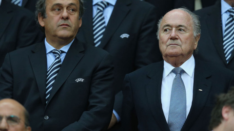 Blatter junto a Platini en el palco de honor de un estadio. Blatter junto a Platini en el palco de honor de un estadio.