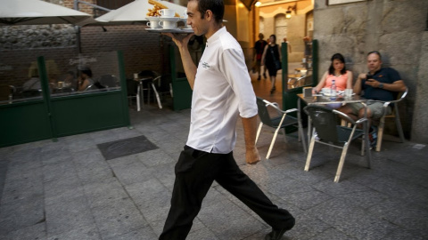 Un camarero en el centro de Madrid. REUTERS Un camarero en el centro de Madrid. REUTERS
