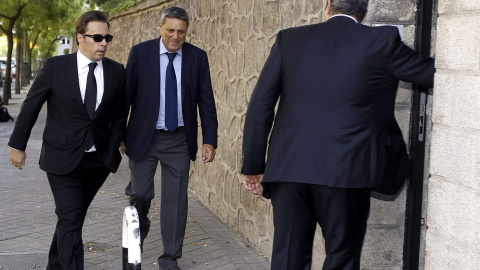 El presidente de El Corte Inglés, Dimas Gimeno, llega a la capilla ardiente de Isidoro Álvarez. EFE El presidente de El Corte Inglés, Dimas Gimeno, llega a la capilla ardiente de Isidoro Álvarez. EFE