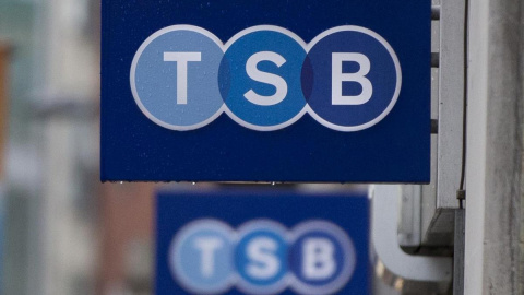 Indicadores de una sucursal de TSB en Londres. REUTERS Indicadores de una sucursal de TSB en Londres. REUTERS