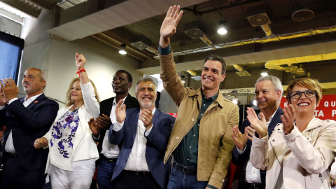 El presidente del Gobierno, Pedro Sánchez, en acto electoral en Las Palmas de Gran Canaria este domingo. Le acompañan los candidatos del PSOE al Congreso, Elena Máñez (a la derecha) y al Senado por Canarias, y los dirigentes socialistas Cha