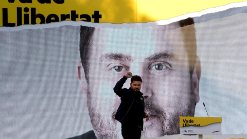 13/04/2019.- El número dos de ERC al Congreso por Barcelona, Gabriel Rufián este sábado en un acto de campaña del partido en Sabadell, en el que se puede leer el lema "va de libertad". / EFE - MARTA PÉREZ