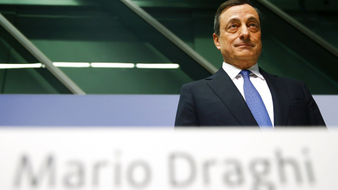 El presidente del BCE, Mario Draghi, a su llegada a la rueda de prensa tras la reunión del consejo de gobierno de la entidad, en la que se ha decidido la puesta en marcha de un programa de compra de deuda soberana. REUTERS/Kai Pfaffenbach El presidente del BCE, Mario Draghi, a su llegada a la rueda de prensa tras la reunión del consejo de gobierno de la entidad, en la que se ha decidido la puesta en marcha de un programa de compra de deuda soberana. REUTERS/Kai Pfaffenbach