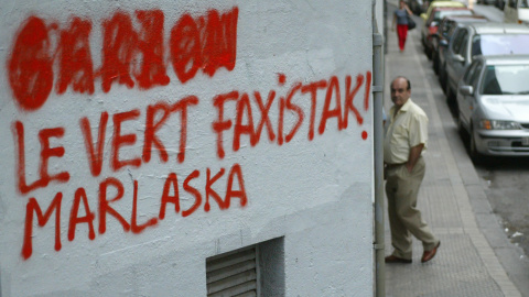 Imagen de una pintada en Bilbao, en 2006, contra la jueza francesa  Laurence Le Vert y el juez español Fernando Grande-Marlaska. AFP / Rafa Rivas