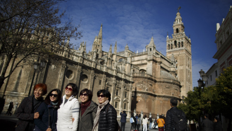 Un grupo de turista posa para una foto junto a la Catedral de Sevilla. REUTERS/Marcelo del Pozo Un grupo de turista posa para una foto junto a la Catedral de Sevilla. REUTERS/Marcelo del Pozo