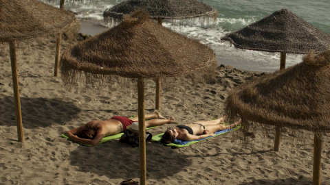 Sombrillas en la playa de Marbella. REUTERS Sombrillas en la playa de Marbella. REUTERS