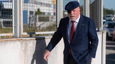 El excomisario José Villarejo a su llegada a la Audiencia Nacional en San Fernando de Henares este lunes cuando se reanuda el juicio contra él tras sufrir un accidente cerebro vascular. EFE/ Fernando Villar El excomisario José Villarejo a su llegada a la Audiencia Nacional en San Fernando de Henares este lunes cuando se reanuda el juicio contra él tras sufrir un accidente cerebro vascular. EFE/ Fernando Villar