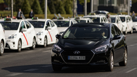 Un coche VTC pasando junto a una hilera de taxis en el centro de Madrid. / Europa Press Un coche VTC pasando junto a una hilera de taxis en el centro de Madrid. / Europa Press