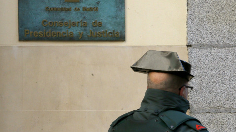 Un guardia civil en la entrada de la sede de la Consejería de la Presidencia de la Comunidad de Madrid. EFE/Juanjo Martín Un guardia civil en la entrada de la sede de la Consejería de la Presidencia de la Comunidad de Madrid. EFE/Juanjo Martín