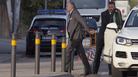 Luis Bárcenas, extesorero del PP, a su llegada a la Audiencia Nacional en San Fernando de Henares donde arraca el macrojuicio por la trama Gürtel. EFE/Javier Lizón