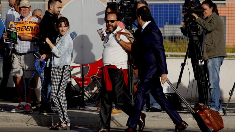 Álvaro Pérez Alonso, "El Bigotes", uno de los 37 acusados de la trama Gürtel, a su llegada esta mañana a la Audiencia Nacional. EFE/Javier Lizón
