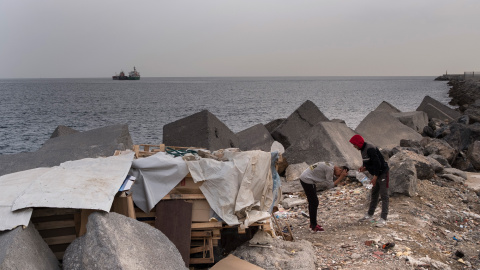 Entre cartones, expuestos al frío y la lluvia, viven decenas de menores extranjeros no acompañados en las inmediaciones del puerto de Ceuta.- PEDRO ARMESTRE/ SAVE THE CHILDREN