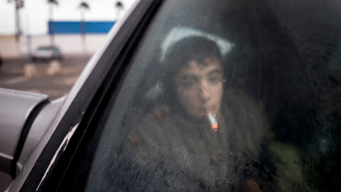 Un menor migrante, en el interior de un coche en Ceuta.-PEDRO ARMESTRE / SAVE THE CHILDREN