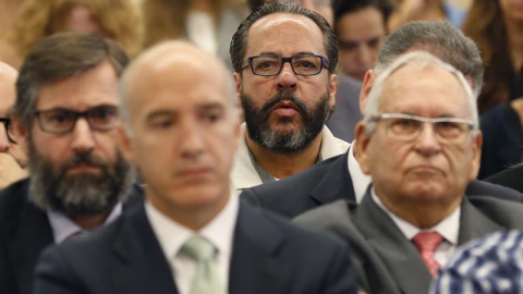 El supuesto cabecilla de la trama Gürtel en Valencia y jefe de Orange Market, Álvaro Pérez, "el Bigotes", en el centro de la imagen, y el extesorero del PP Ángel Sánchís, a a la derecha, durante el juicio. EFE/Javier Lizón