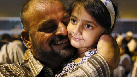 Un hombre que volvía de la peregrinación anual del Haj en La Meca, abraza a su hija después de llegar al Aeropuerto Internacional Sardar Patel en Ahmedabad Vallabhbhai. REUTERS