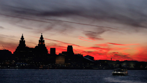 Un ferry cruza el río Mersey durante el amanecer en el norte de Inglaterra. /PHIL NOBLE (REUTERS)