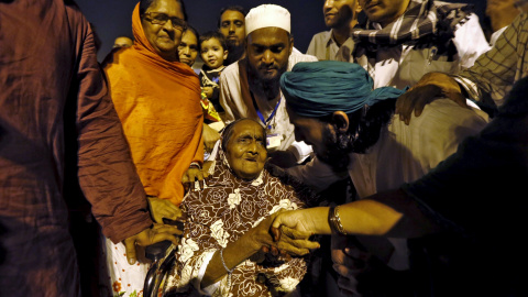 Familiares saludan a una mujer que volvía de la peregrinación anual del Haj en La Meca después de llegar al Aeropuerto Internacional Sardar Patel en Ahmedabad Vallabhbhai. REUTERS