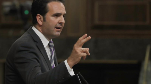 El diputado de UPN Iñigo Alli, durante su intervención en la sesión de la tarde de la segunda jornada del debate de investidura del candidato del PP, Mariano Rajoy, hoy en el Congreso. EFE/Ballesteros