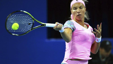 La tenista rusa Svetlana Kuznetsova devuelve la bola a la serbia Ana Ivanovic durante el partido de tercera ronda del Open de China disputado en Pekín, China, hoy, 8 de octubre de 2015. EFE